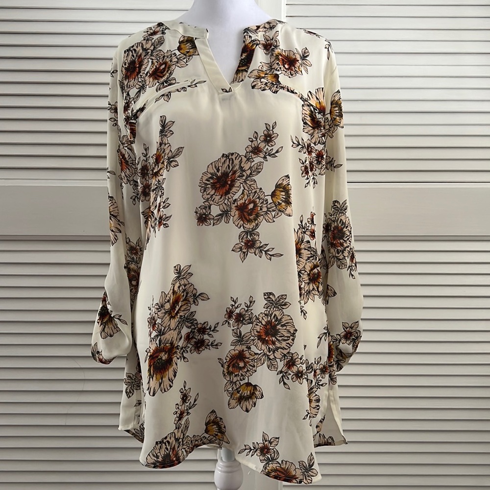 Maurices off-white floral tunic top, size large